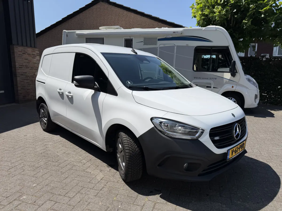 110 L1 Pro Benzine Verkocht MBUX - Trekhaak - Airco -Stoelverwarming - Cruise - Carplay - DAB