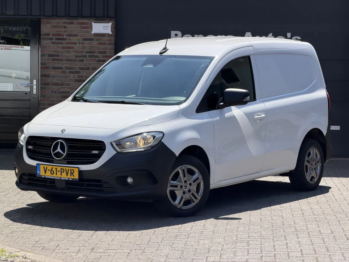 110 L1 Pro Benzine Verkocht MBUX - Trekhaak - Airco -Stoelverwarming - Cruise - Carplay - DAB