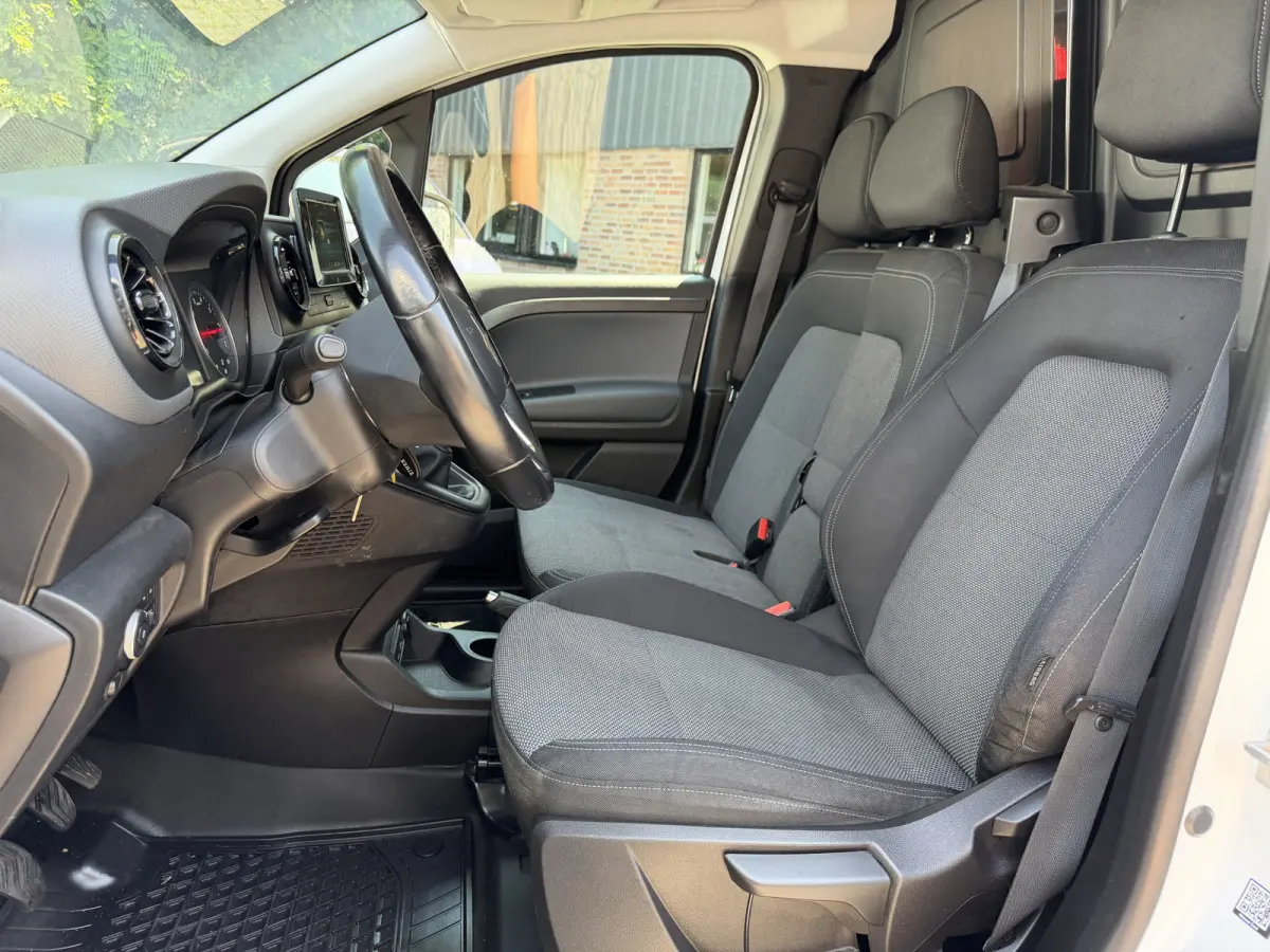 110 L1 Pro Benzine Verkocht MBUX - Trekhaak - Airco -Stoelverwarming - Cruise - Carplay - DAB