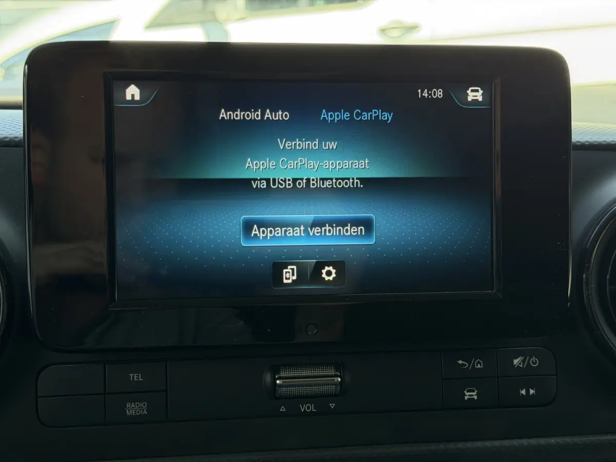 110 L1 Pro Benzine Verkocht MBUX - Trekhaak - Airco -Stoelverwarming - Cruise - Carplay - DAB