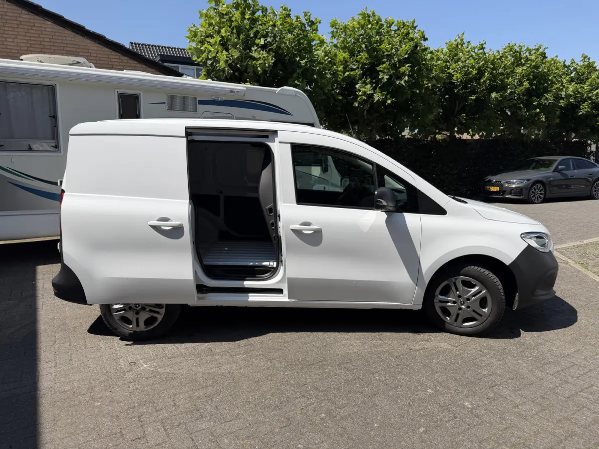 110 L1 Pro Benzine Verkocht MBUX - Trekhaak - Airco -Stoelverwarming - Cruise - Carplay - DAB