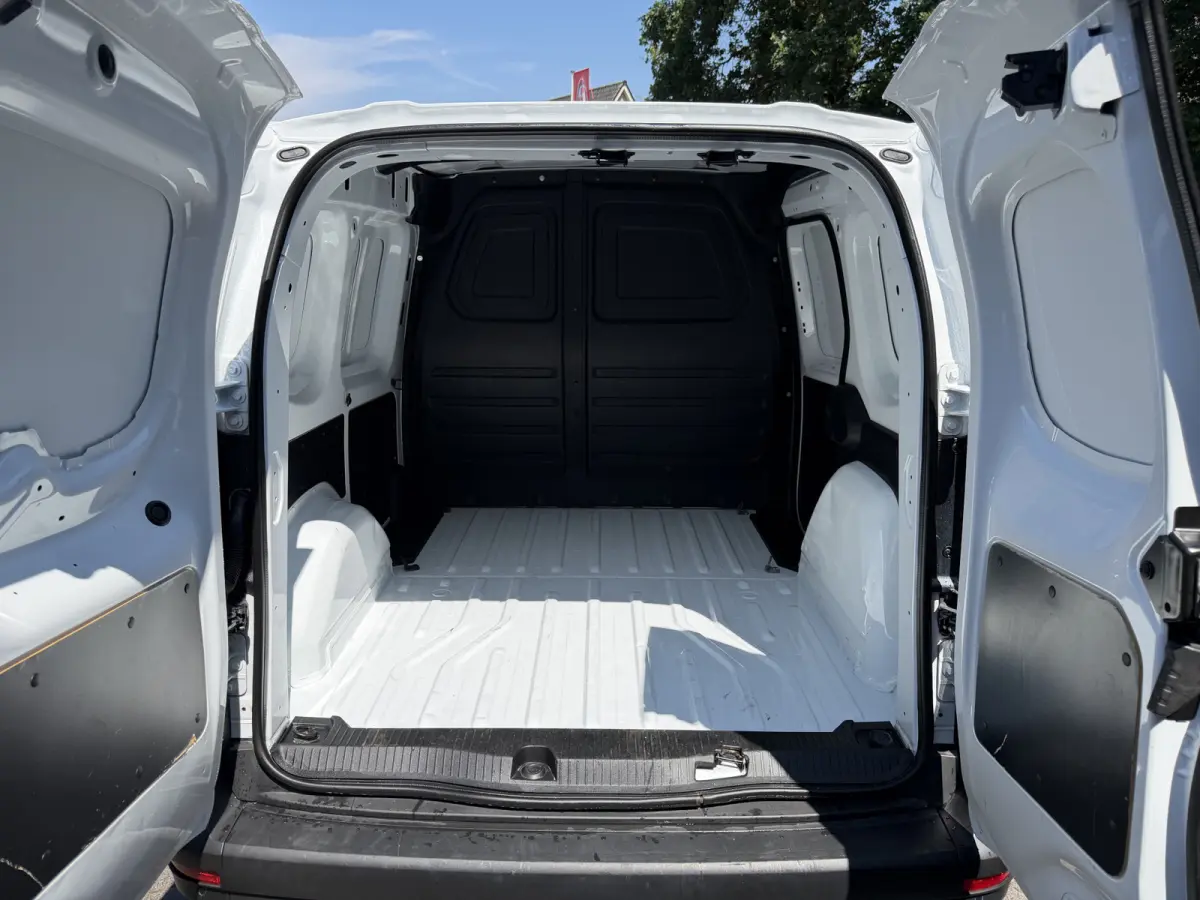 110 L1 Pro Benzine Verkocht MBUX - Trekhaak - Airco -Stoelverwarming - Cruise - Carplay - DAB