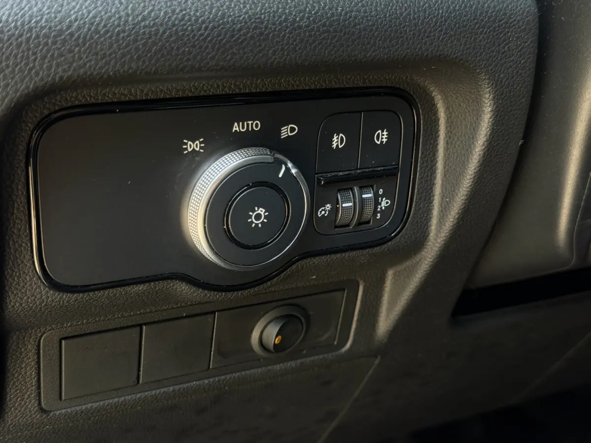 110 L1 Pro Benzine Verkocht MBUX - Trekhaak - Airco -Stoelverwarming - Cruise - Carplay - DAB