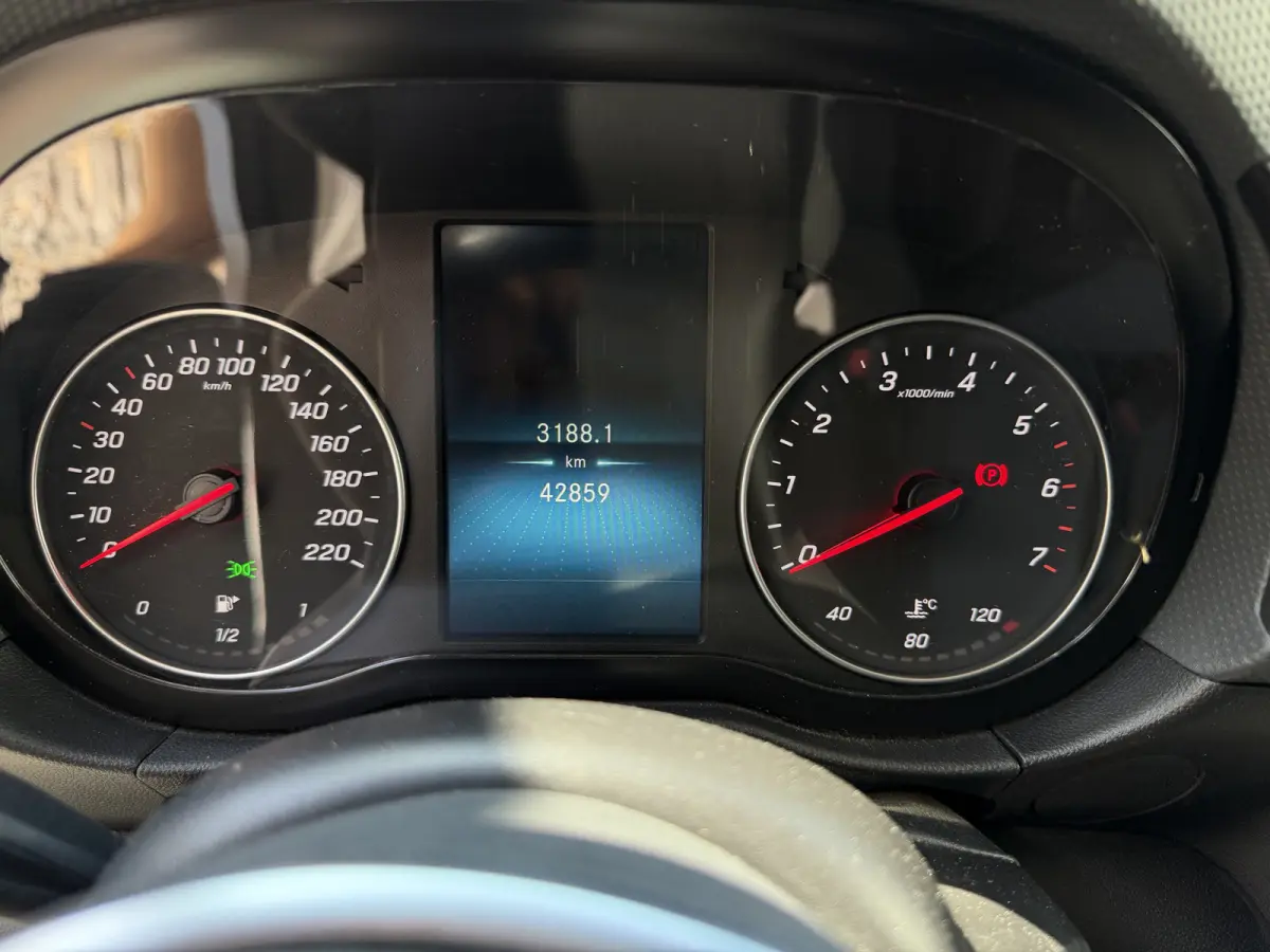 110 L1 Pro Benzine Verkocht MBUX - Trekhaak - Airco -Stoelverwarming - Cruise - Carplay - DAB