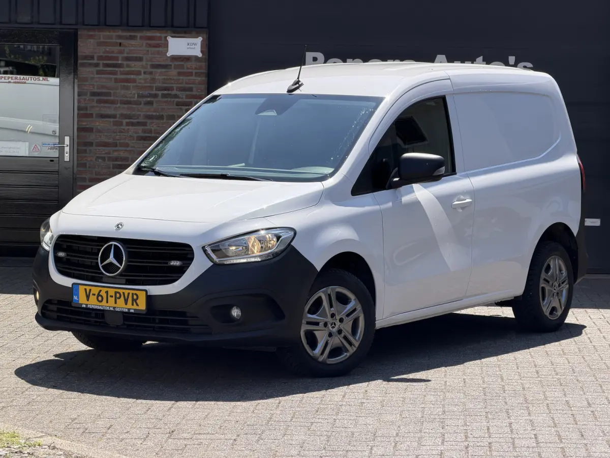 110 L1 Pro Benzine Verkocht MBUX - Trekhaak - Airco -Stoelverwarming - Cruise - Carplay - DAB