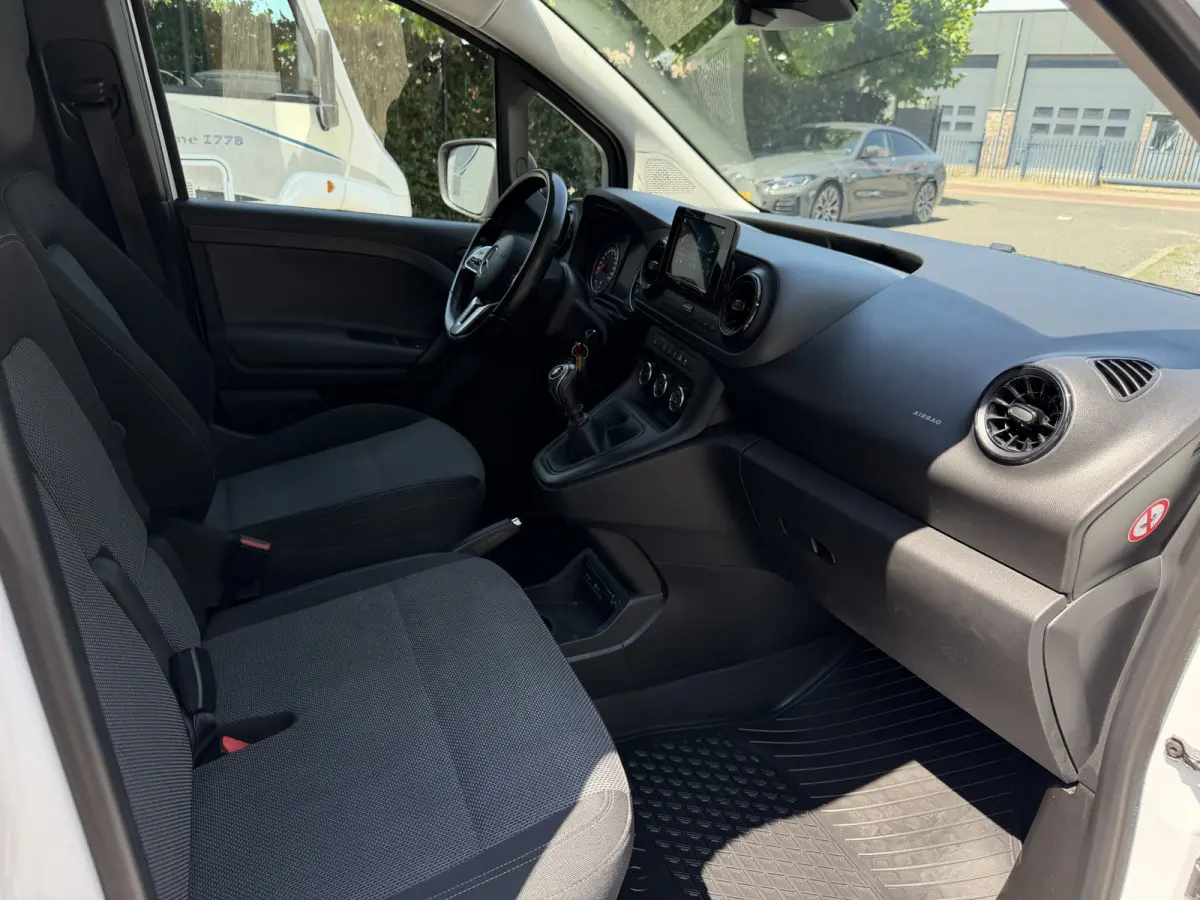 110 L1 Pro Benzine Verkocht MBUX - Trekhaak - Airco -Stoelverwarming - Cruise - Carplay - DAB