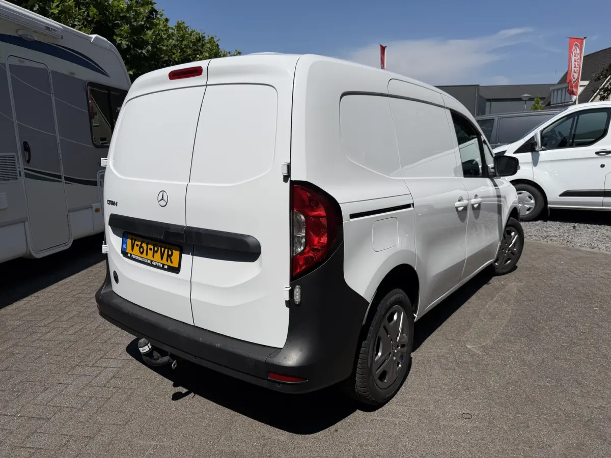 110 L1 Pro Benzine Verkocht MBUX - Trekhaak - Airco -Stoelverwarming - Cruise - Carplay - DAB