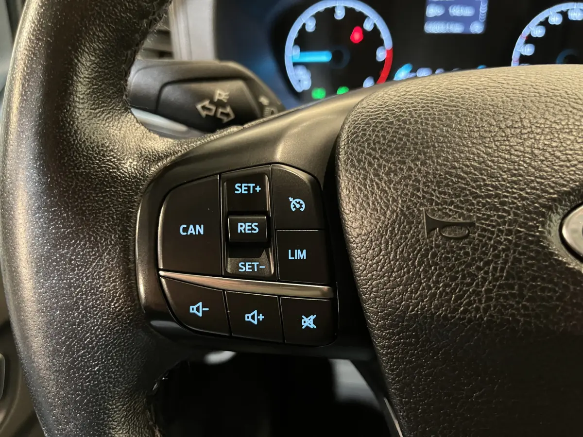 320 2.0 TDCI L1H1 Trend 130 PK / Euro 6 / Airco / Cruise Control / Trekhaak / PDC / Klep / 3-Zits / 58.200 KM !!