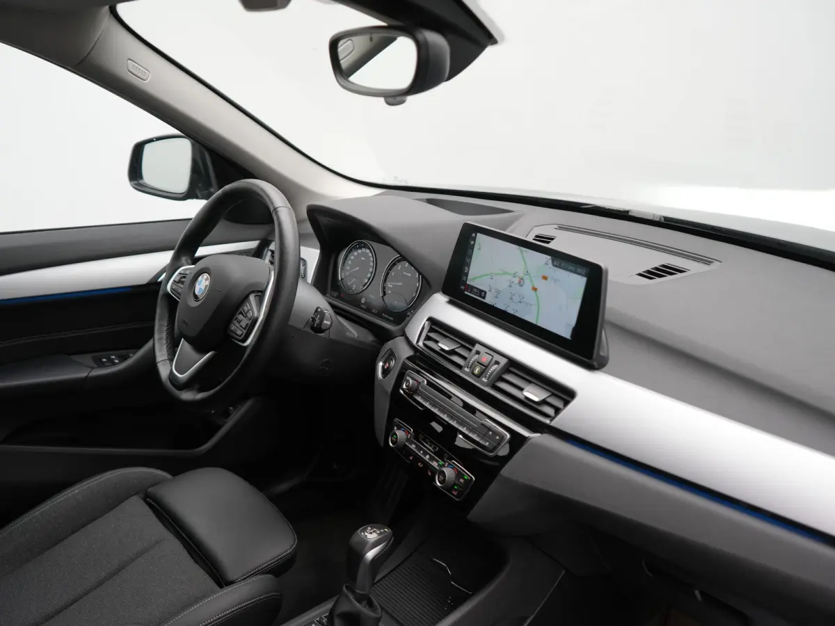 xDrive25e Advantage PHEV 221pk Dealer O.H | SOH 87,9% | Trekhaak Afn. | Adaptive Cruise | Head Up | Camera | Sportstoelen Memory & Verwarmd | Stuur Verwarmd | Sfeerverlichting | Navigatie | 