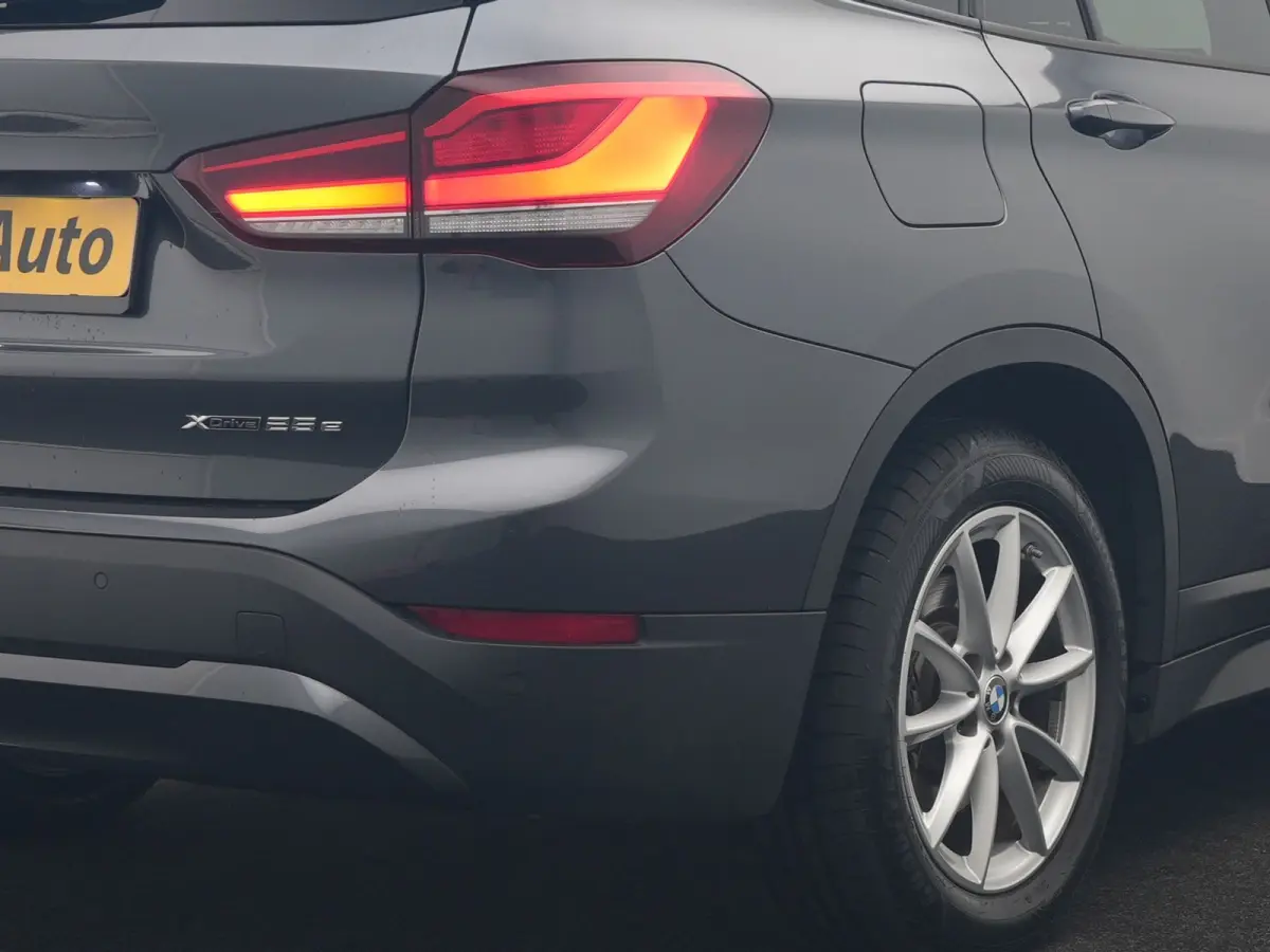 xDrive25e Advantage PHEV 221pk Dealer O.H | SOH 87,9% | Trekhaak Afn. | Adaptive Cruise | Head Up | Camera | Sportstoelen Memory & Verwarmd | Stuur Verwarmd | Sfeerverlichting | Navigatie | 