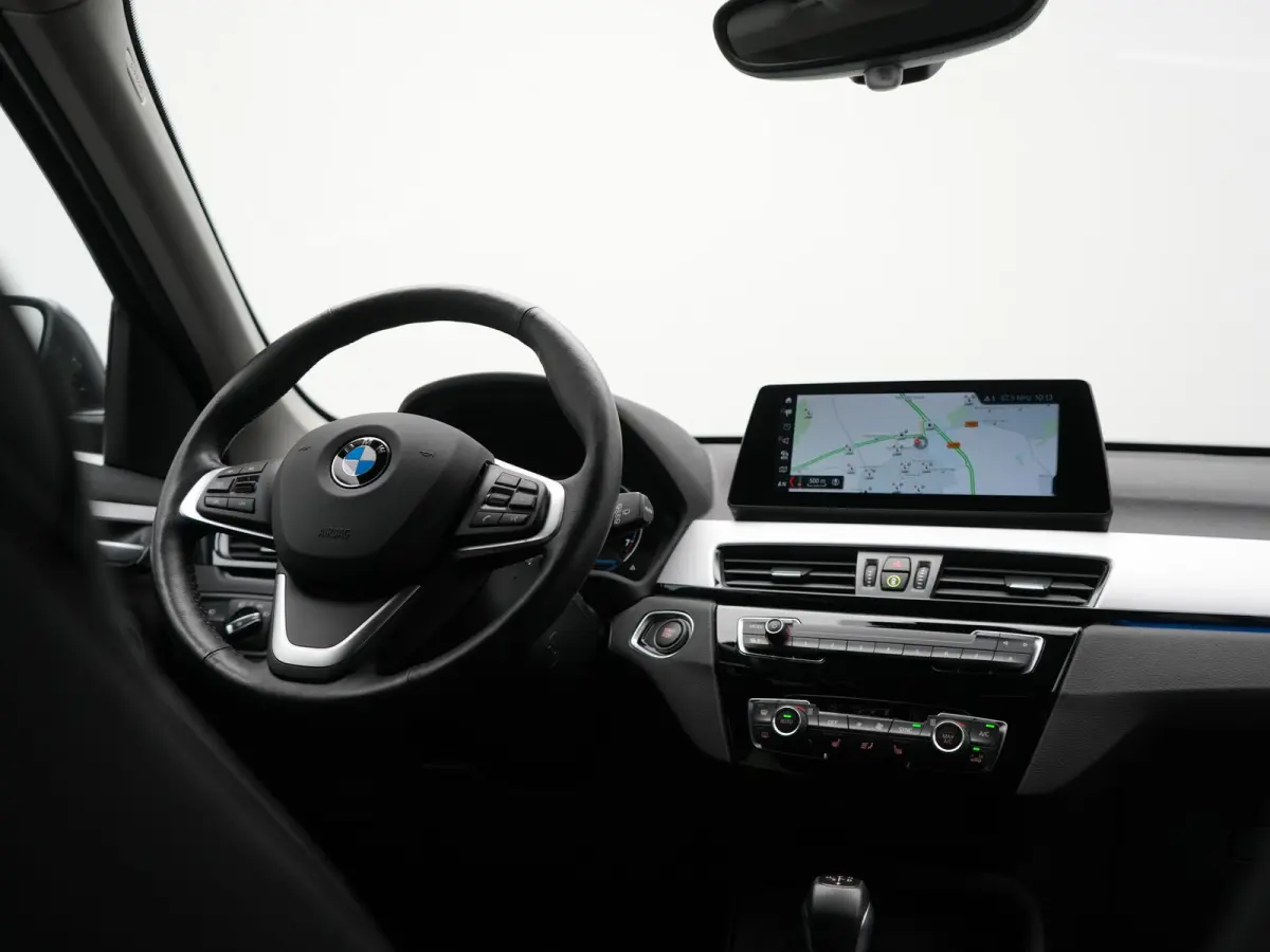 xDrive25e Advantage PHEV 221pk Dealer O.H | SOH 87,9% | Trekhaak Afn. | Adaptive Cruise | Head Up | Camera | Sportstoelen Memory & Verwarmd | Stuur Verwarmd | Sfeerverlichting | Navigatie | 