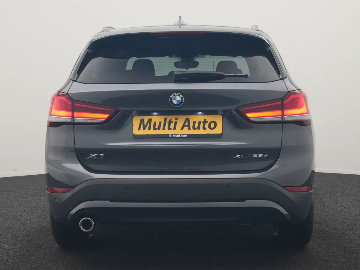 xDrive25e Advantage PHEV 221pk Dealer O.H | SOH 87,9% | Trekhaak Afn. | Adaptive Cruise | Head Up | Camera | Sportstoelen Memory & Verwarmd | Stuur Verwarmd | Sfeerverlichting | Navigatie | 