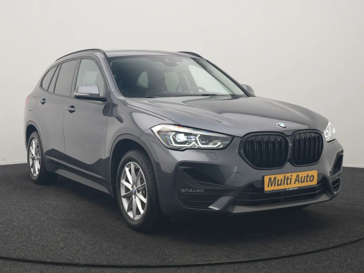 xDrive25e Advantage PHEV 221pk Dealer O.H | SOH 87,9% | Trekhaak Afn. | Adaptive Cruise | Head Up | Camera | Sportstoelen Memory & Verwarmd | Stuur Verwarmd | Sfeerverlichting | Navigatie | 