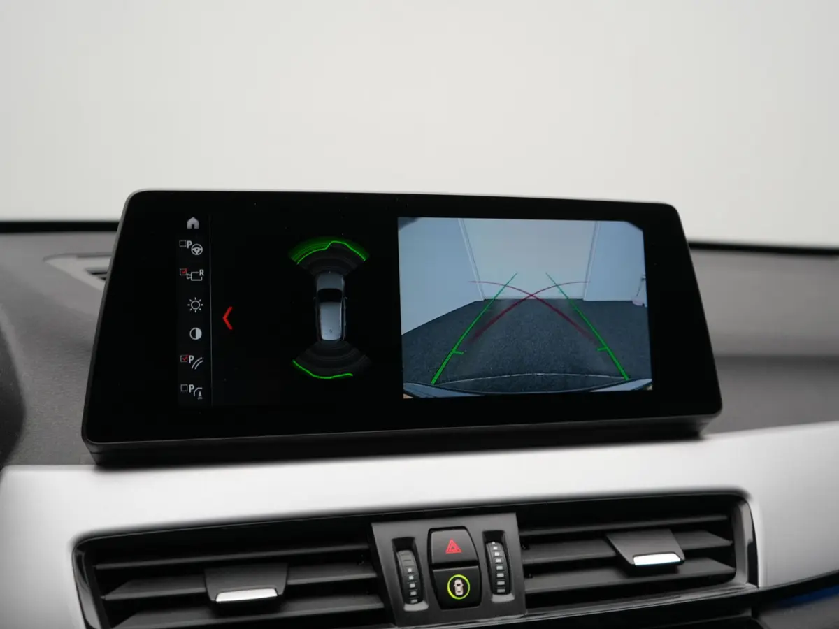 xDrive25e Advantage PHEV 221pk Dealer O.H | SOH 87,9% | Trekhaak Afn. | Adaptive Cruise | Head Up | Camera | Sportstoelen Memory & Verwarmd | Stuur Verwarmd | Sfeerverlichting | Navigatie | 
