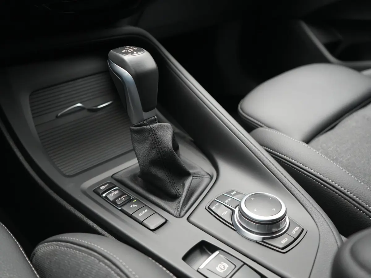 xDrive25e Advantage PHEV 221pk Dealer O.H | SOH 87,9% | Trekhaak Afn. | Adaptive Cruise | Head Up | Camera | Sportstoelen Memory & Verwarmd | Stuur Verwarmd | Sfeerverlichting | Navigatie | 