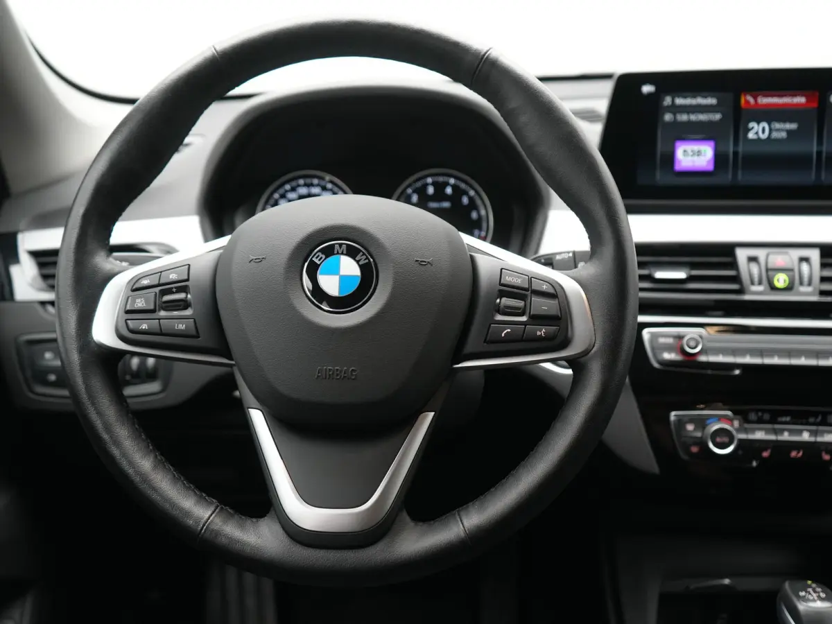 xDrive25e Advantage PHEV 221pk Dealer O.H | SOH 87,9% | Trekhaak Afn. | Adaptive Cruise | Head Up | Camera | Sportstoelen Memory & Verwarmd | Stuur Verwarmd | Sfeerverlichting | Navigatie | 