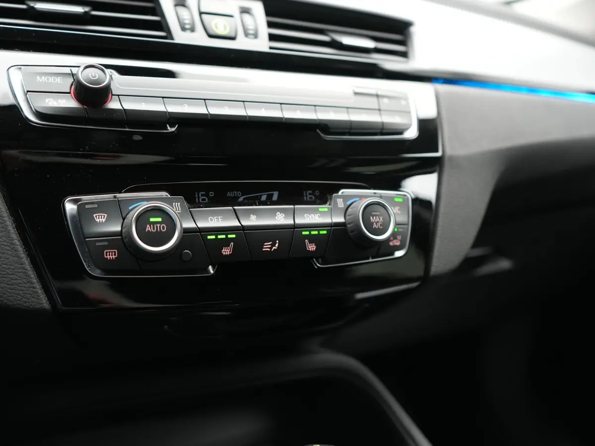 xDrive25e Advantage PHEV 221pk Dealer O.H | SOH 87,9% | Trekhaak Afn. | Adaptive Cruise | Head Up | Camera | Sportstoelen Memory & Verwarmd | Stuur Verwarmd | Sfeerverlichting | Navigatie | 