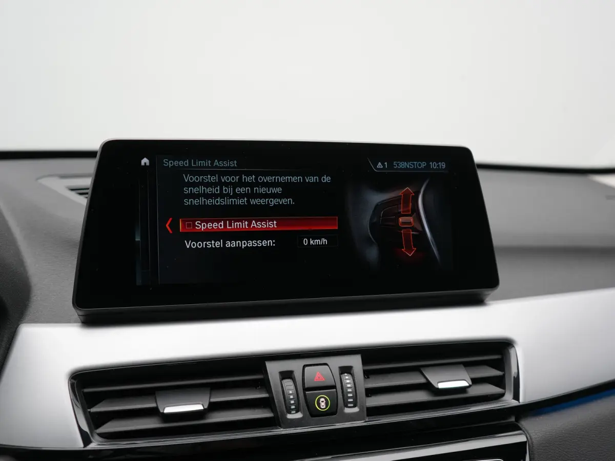 xDrive25e Advantage PHEV 221pk Dealer O.H | SOH 87,9% | Trekhaak Afn. | Adaptive Cruise | Head Up | Camera | Sportstoelen Memory & Verwarmd | Stuur Verwarmd | Sfeerverlichting | Navigatie | 