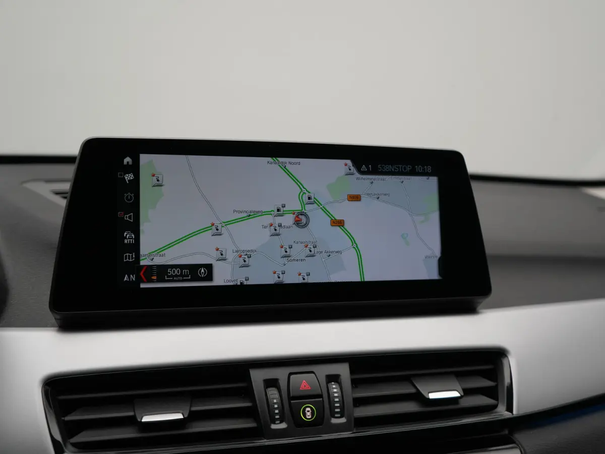 xDrive25e Advantage PHEV 221pk Dealer O.H | SOH 87,9% | Trekhaak Afn. | Adaptive Cruise | Head Up | Camera | Sportstoelen Memory & Verwarmd | Stuur Verwarmd | Sfeerverlichting | Navigatie | 