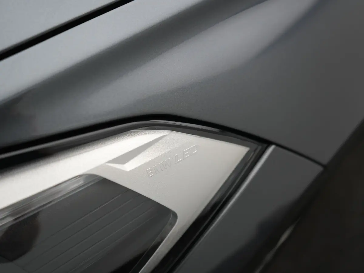 xDrive25e Advantage PHEV 221pk Dealer O.H | SOH 87,9% | Trekhaak Afn. | Adaptive Cruise | Head Up | Camera | Sportstoelen Memory & Verwarmd | Stuur Verwarmd | Sfeerverlichting | Navigatie | 
