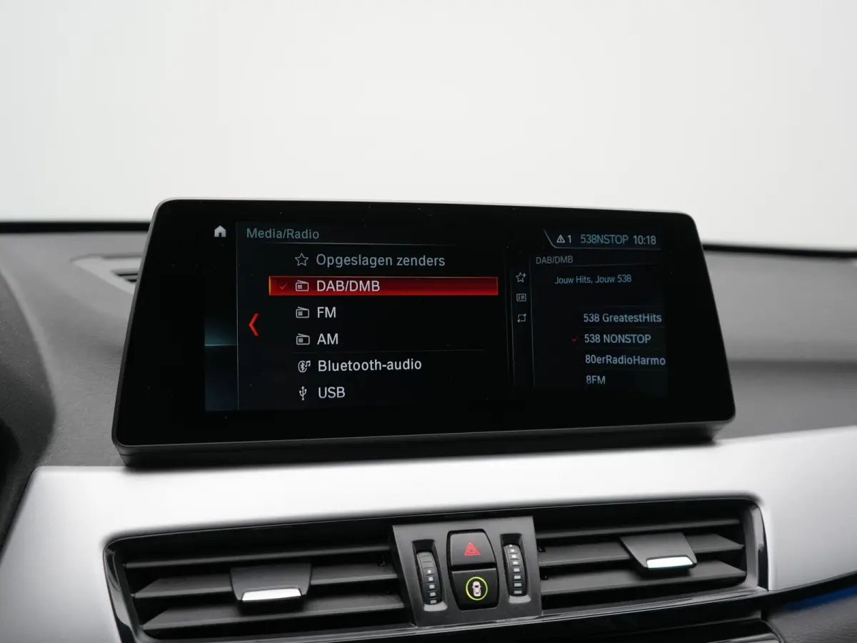 xDrive25e Advantage PHEV 221pk Dealer O.H | SOH 87,9% | Trekhaak Afn. | Adaptive Cruise | Head Up | Camera | Sportstoelen Memory & Verwarmd | Stuur Verwarmd | Sfeerverlichting | Navigatie | 