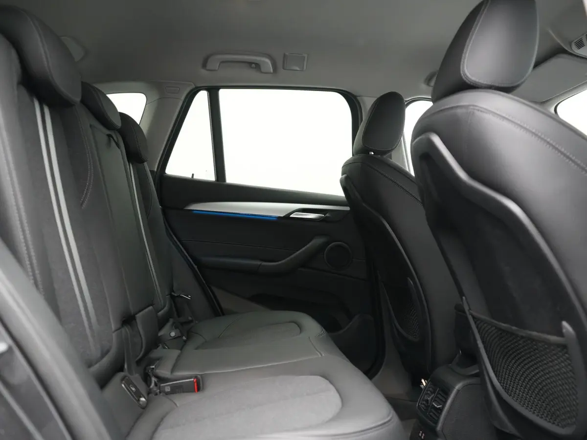 xDrive25e Advantage PHEV 221pk Dealer O.H | SOH 87,9% | Trekhaak Afn. | Adaptive Cruise | Head Up | Camera | Sportstoelen Memory & Verwarmd | Stuur Verwarmd | Sfeerverlichting | Navigatie | 
