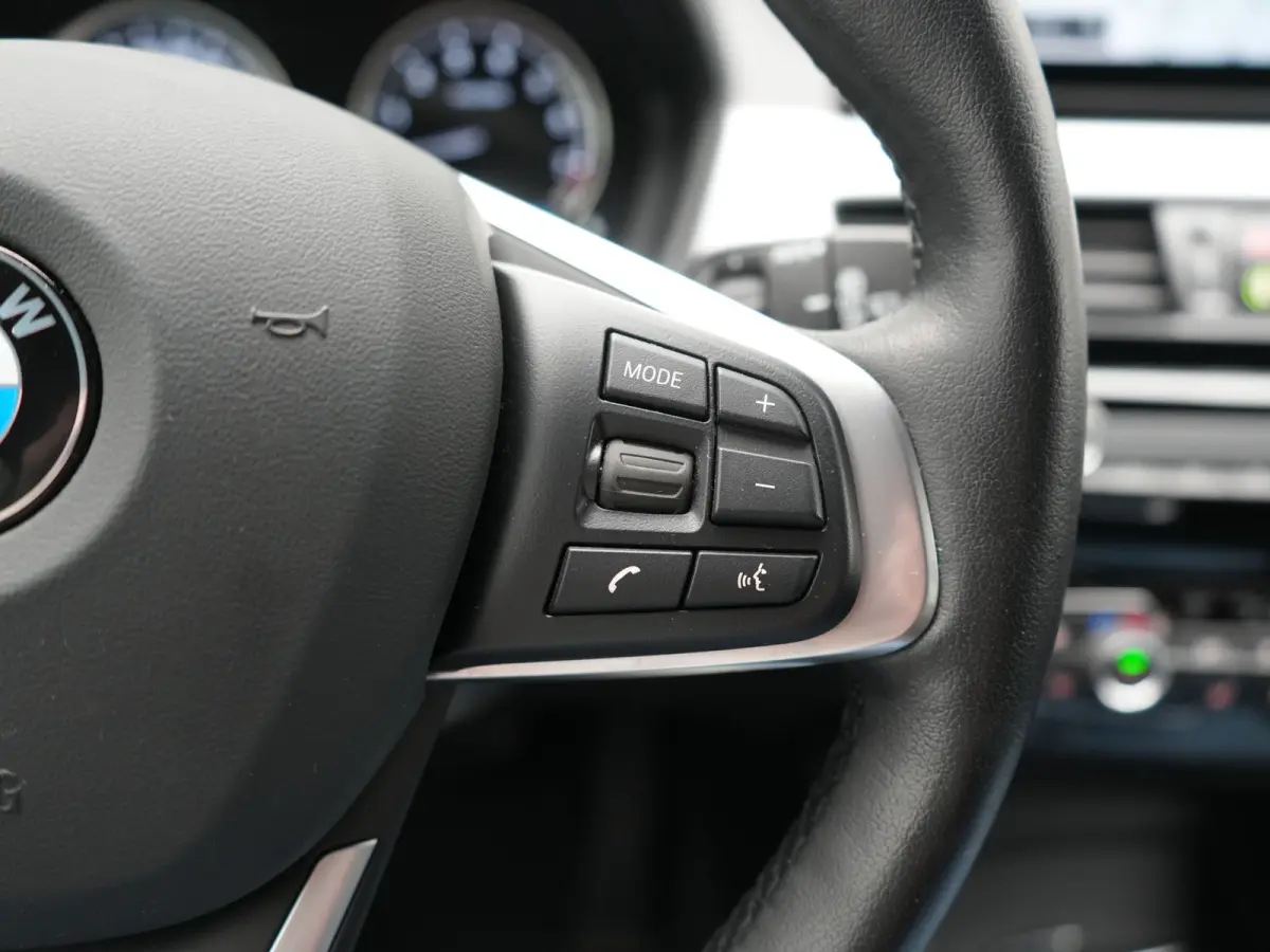 xDrive25e Advantage PHEV 221pk Dealer O.H | SOH 87,9% | Trekhaak Afn. | Adaptive Cruise | Head Up | Camera | Sportstoelen Memory & Verwarmd | Stuur Verwarmd | Sfeerverlichting | Navigatie | 