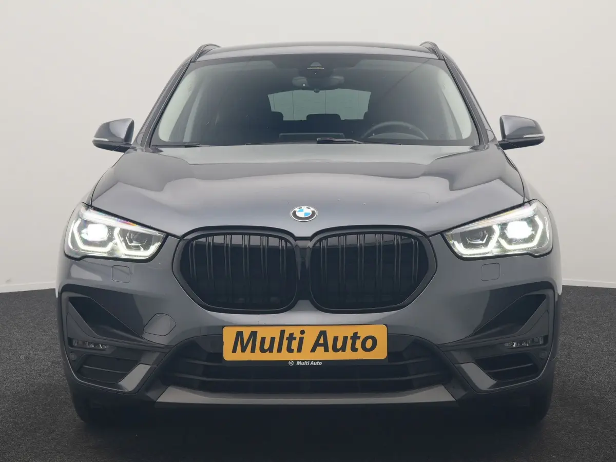 xDrive25e Advantage PHEV 221pk Dealer O.H | SOH 87,9% | Trekhaak Afn. | Adaptive Cruise | Head Up | Camera | Sportstoelen Memory & Verwarmd | Stuur Verwarmd | Sfeerverlichting | Navigatie | 