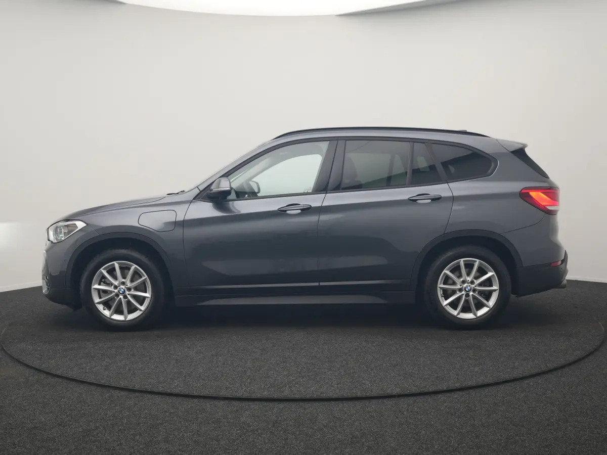 xDrive25e Advantage PHEV 221pk Dealer O.H | SOH 87,9% | Trekhaak Afn. | Adaptive Cruise | Head Up | Camera | Sportstoelen Memory & Verwarmd | Stuur Verwarmd | Sfeerverlichting | Navigatie | 