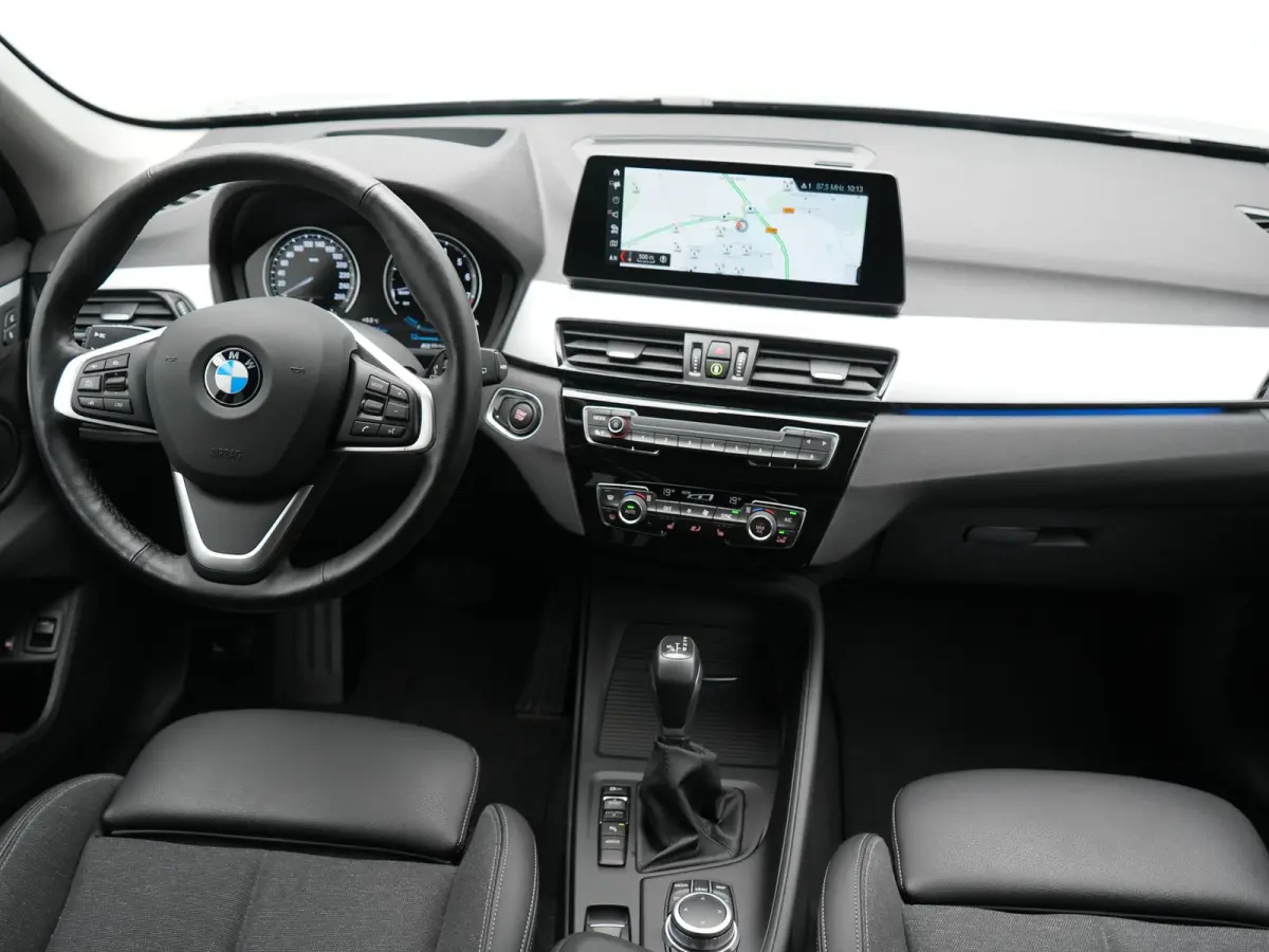 xDrive25e Advantage PHEV 221pk Dealer O.H | SOH 87,9% | Trekhaak Afn. | Adaptive Cruise | Head Up | Camera | Sportstoelen Memory & Verwarmd | Stuur Verwarmd | Sfeerverlichting | Navigatie | 