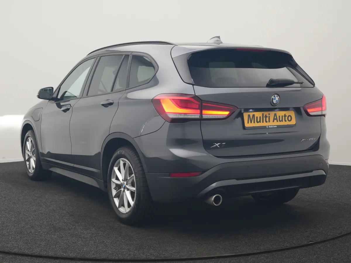 xDrive25e Advantage PHEV 221pk Dealer O.H | SOH 87,9% | Trekhaak Afn. | Adaptive Cruise | Head Up | Camera | Sportstoelen Memory & Verwarmd | Stuur Verwarmd | Sfeerverlichting | Navigatie | 