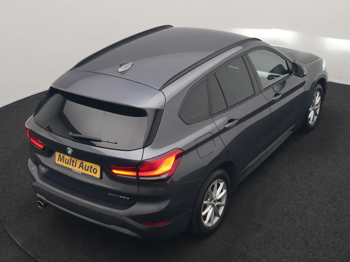 xDrive25e Advantage PHEV 221pk Dealer O.H | SOH 87,9% | Trekhaak Afn. | Adaptive Cruise | Head Up | Camera | Sportstoelen Memory & Verwarmd | Stuur Verwarmd | Sfeerverlichting | Navigatie | 