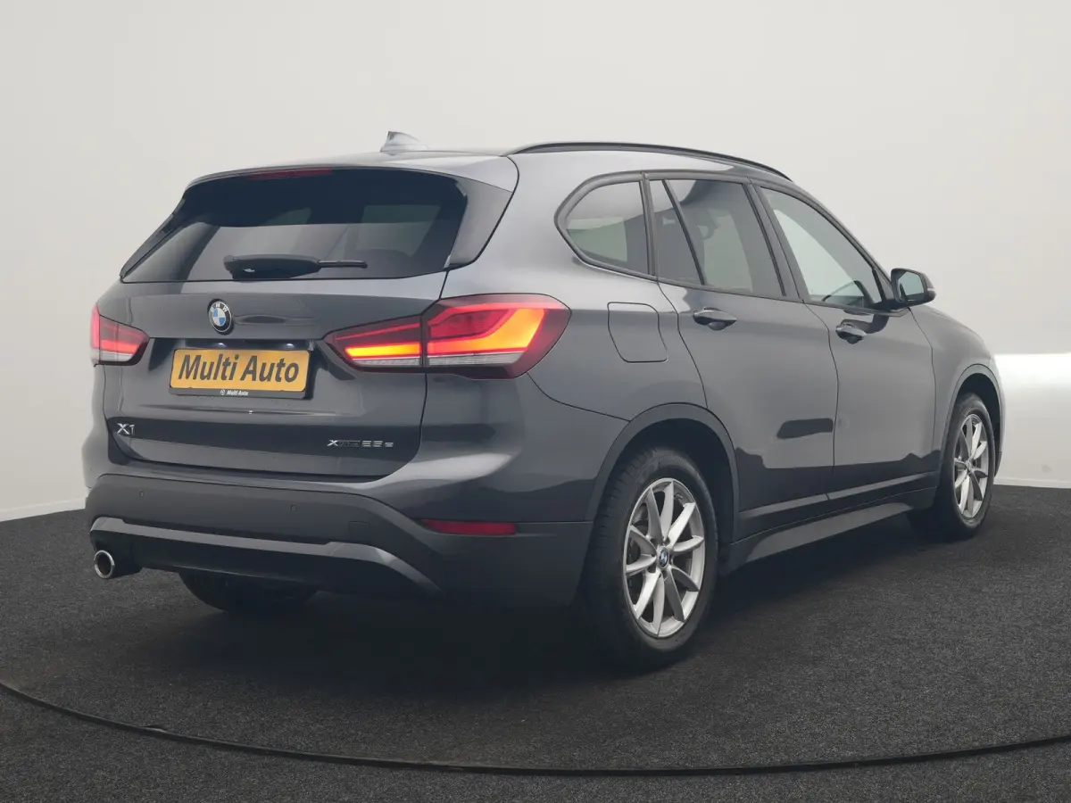xDrive25e Advantage PHEV 221pk Dealer O.H | SOH 87,9% | Trekhaak Afn. | Adaptive Cruise | Head Up | Camera | Sportstoelen Memory & Verwarmd | Stuur Verwarmd | Sfeerverlichting | Navigatie | 