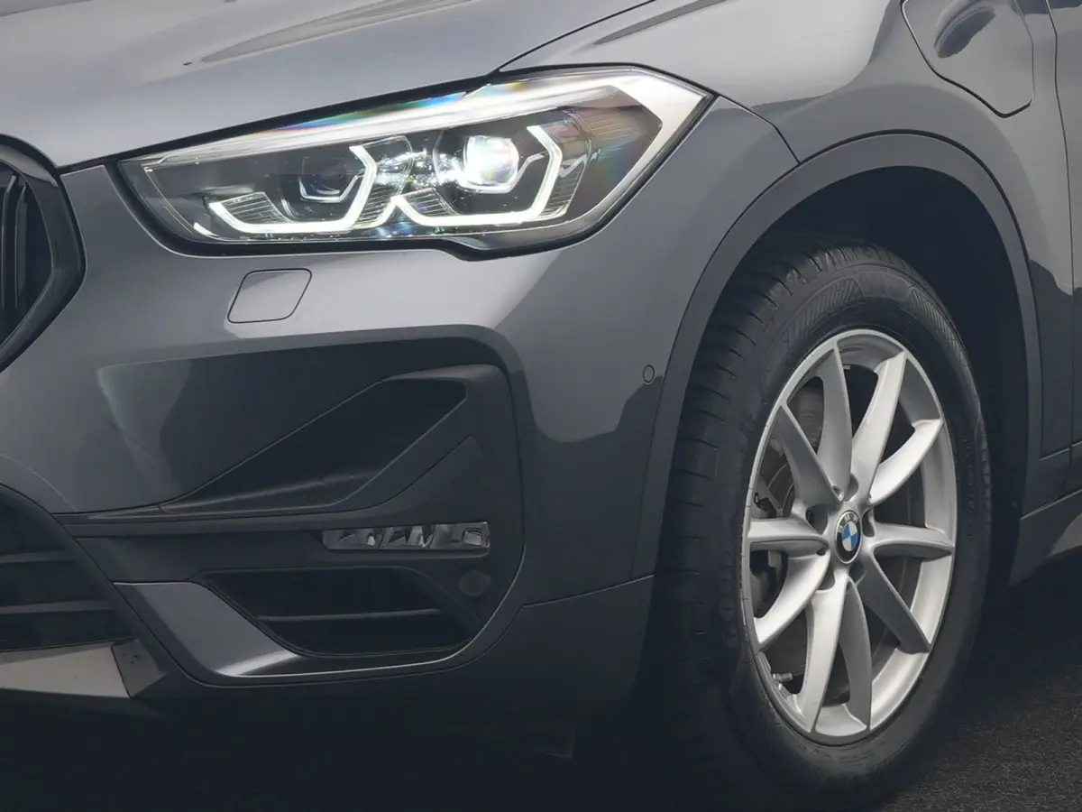 xDrive25e Advantage PHEV 221pk Dealer O.H | SOH 87,9% | Trekhaak Afn. | Adaptive Cruise | Head Up | Camera | Sportstoelen Memory & Verwarmd | Stuur Verwarmd | Sfeerverlichting | Navigatie | 
