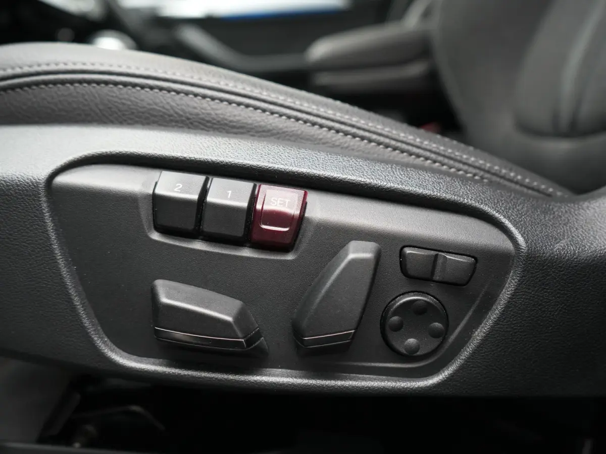 xDrive25e Advantage PHEV 221pk Dealer O.H | SOH 87,9% | Trekhaak Afn. | Adaptive Cruise | Head Up | Camera | Sportstoelen Memory & Verwarmd | Stuur Verwarmd | Sfeerverlichting | Navigatie | 