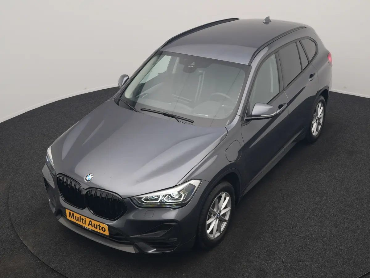 xDrive25e Advantage PHEV 221pk Dealer O.H | SOH 87,9% | Trekhaak Afn. | Adaptive Cruise | Head Up | Camera | Sportstoelen Memory & Verwarmd | Stuur Verwarmd | Sfeerverlichting | Navigatie | 
