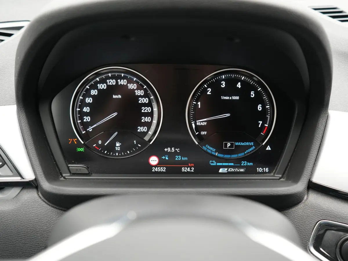 xDrive25e Advantage PHEV 221pk Dealer O.H | SOH 87,9% | Trekhaak Afn. | Adaptive Cruise | Head Up | Camera | Sportstoelen Memory & Verwarmd | Stuur Verwarmd | Sfeerverlichting | Navigatie | 