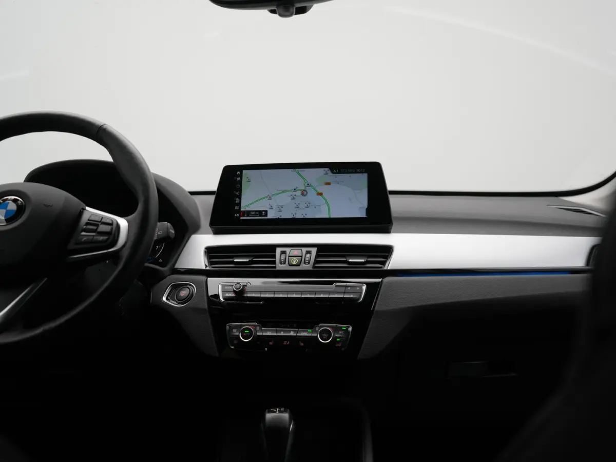 xDrive25e Advantage PHEV 221pk Dealer O.H | SOH 87,9% | Trekhaak Afn. | Adaptive Cruise | Head Up | Camera | Sportstoelen Memory & Verwarmd | Stuur Verwarmd | Sfeerverlichting | Navigatie | 
