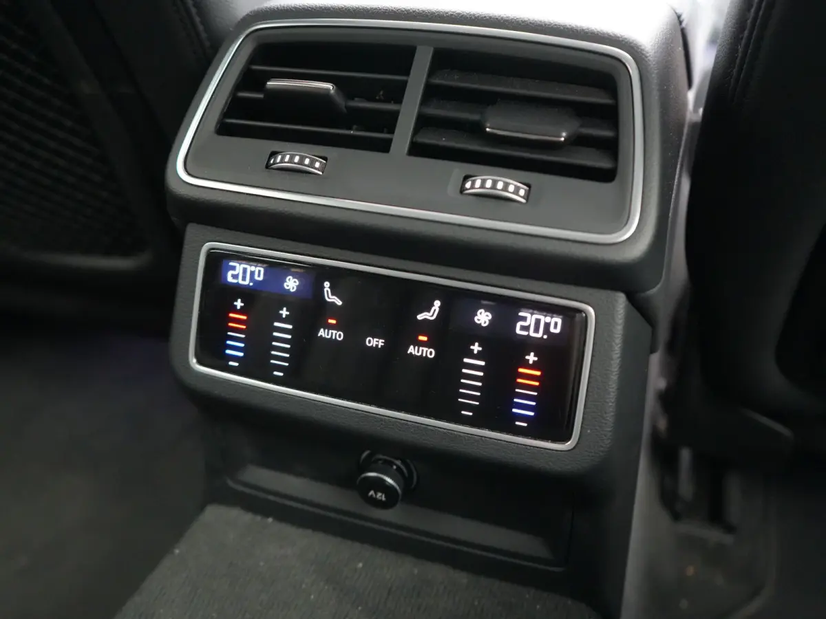50 TFSI e Quattro S Line PHEV 300pk Dealer O.H | Trekhaak Af Fabriek | Adaptive Cruise | Camera | Matrix LED | Sportstoelen Verwarmd | Sfeerverlichting | Apple Carplay | DAB | Navigatie | Vi
