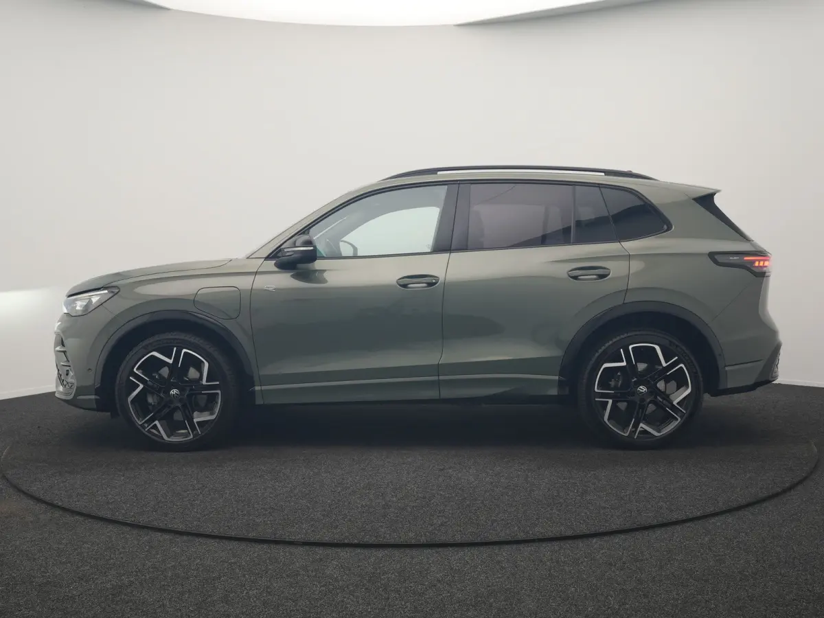 1.5 eHybrid R-Line Business PHEV 272pk Dealer O.H | Trekhaak Af Fabriek | 2.000 KG Trekgew. | Adaptive Cruise | Head Up |  360 Camera | IQ Light | Harman / Kardon | Sportstoelen Massage & Ve
