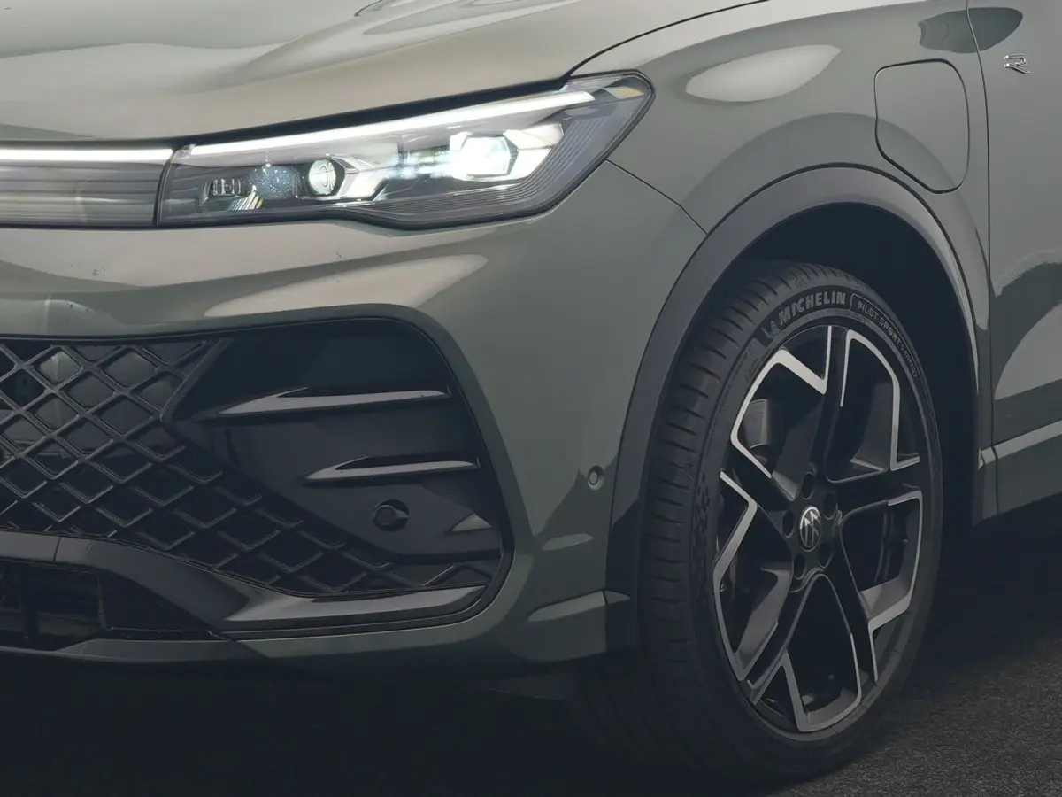 1.5 eHybrid R-Line Business PHEV 272pk Dealer O.H | Trekhaak Af Fabriek | 2.000 KG Trekgew. | Adaptive Cruise | Head Up |  360 Camera | IQ Light | Harman / Kardon | Sportstoelen Massage & Ve
