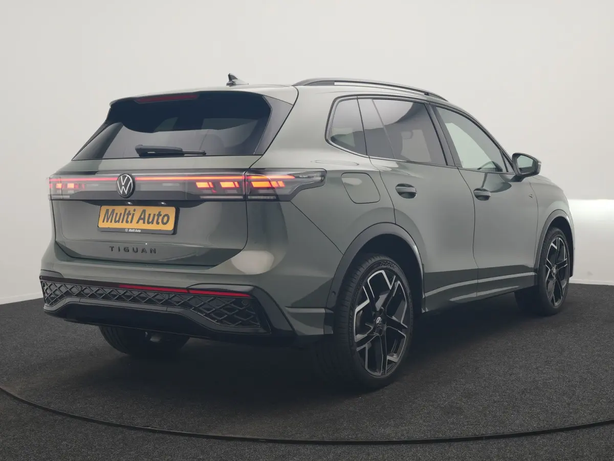 1.5 eHybrid R-Line Business PHEV 272pk Dealer O.H | Trekhaak Af Fabriek | 2.000 KG Trekgew. | Adaptive Cruise | Head Up |  360 Camera | IQ Light | Harman / Kardon | Sportstoelen Massage & Ve