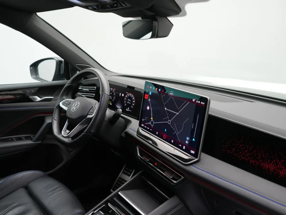 1.5 eHybrid R-Line Business PHEV 272pk Dealer O.H | SOH 97,9% | Trekhaak Af Fabriek | Adaptive Cruise | Head Up | 360 Camera | IQ Light | Harman / Kardon | Lederen Sportstoelen Massage & Mem