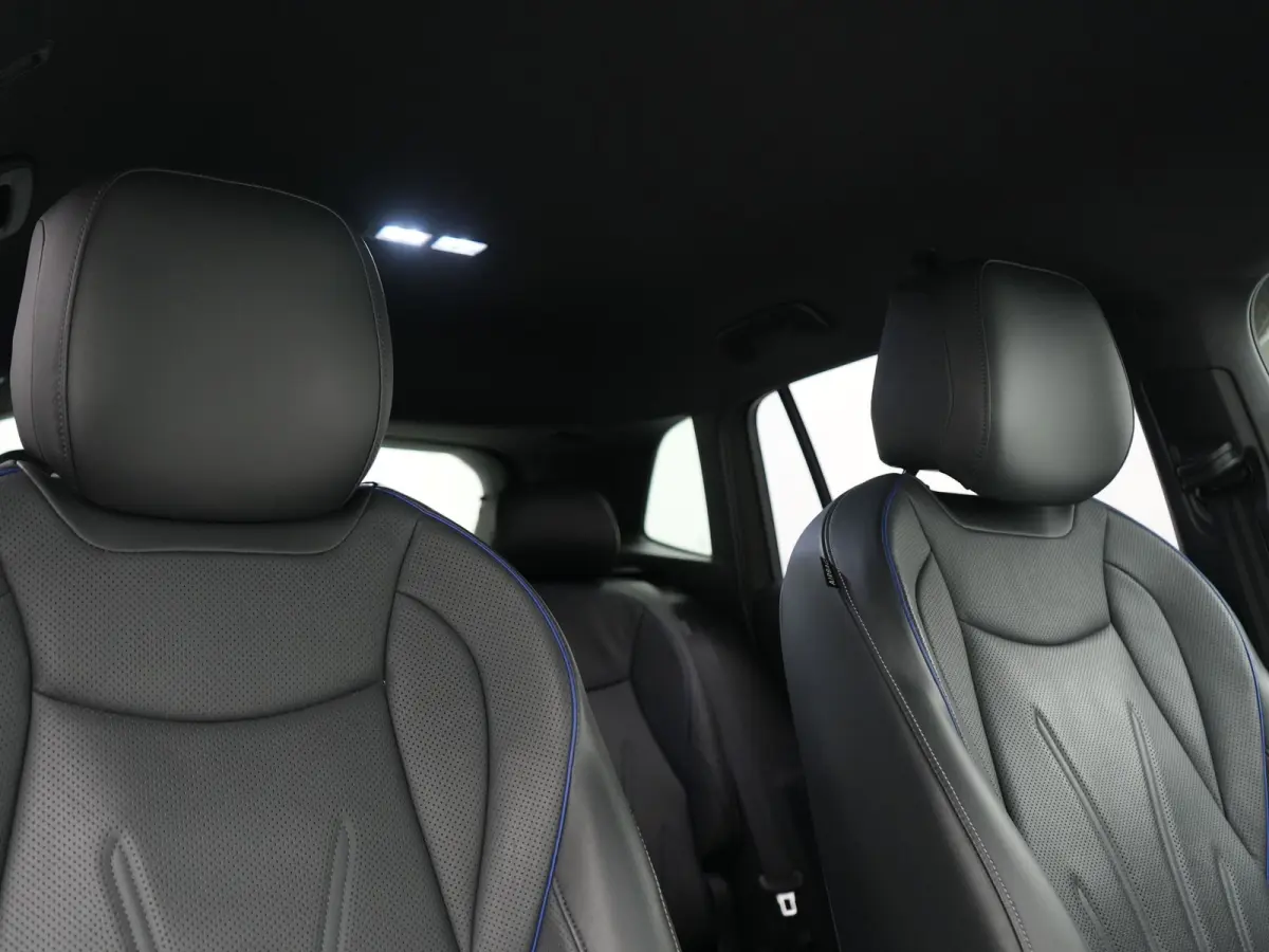 1.5 eHybrid R-Line Business PHEV 272pk Dealer O.H | SOH 97,9% | Trekhaak Af Fabriek | Adaptive Cruise | Head Up | 360 Camera | IQ Light | Harman / Kardon | Lederen Sportstoelen Massage & Mem