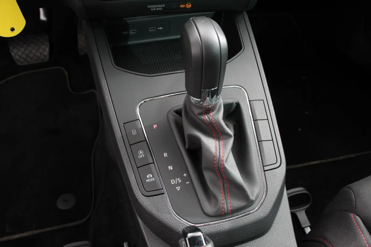 1.0 TSI DSG FR Cruise Control Front Assist Privacy Glass Stoelverwarming Apple Carplay/ Android Auto Led Lichtmetalen velgen