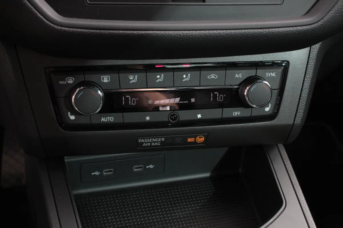 1.0 TSI DSG FR Cruise Control Front Assist Privacy Glass Stoelverwarming Apple Carplay/ Android Auto Led Lichtmetalen velgen