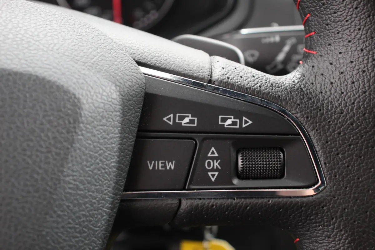 1.0 TSI DSG FR Cruise Control Front Assist Privacy Glass Stoelverwarming Apple Carplay/ Android Auto Led Lichtmetalen velgen