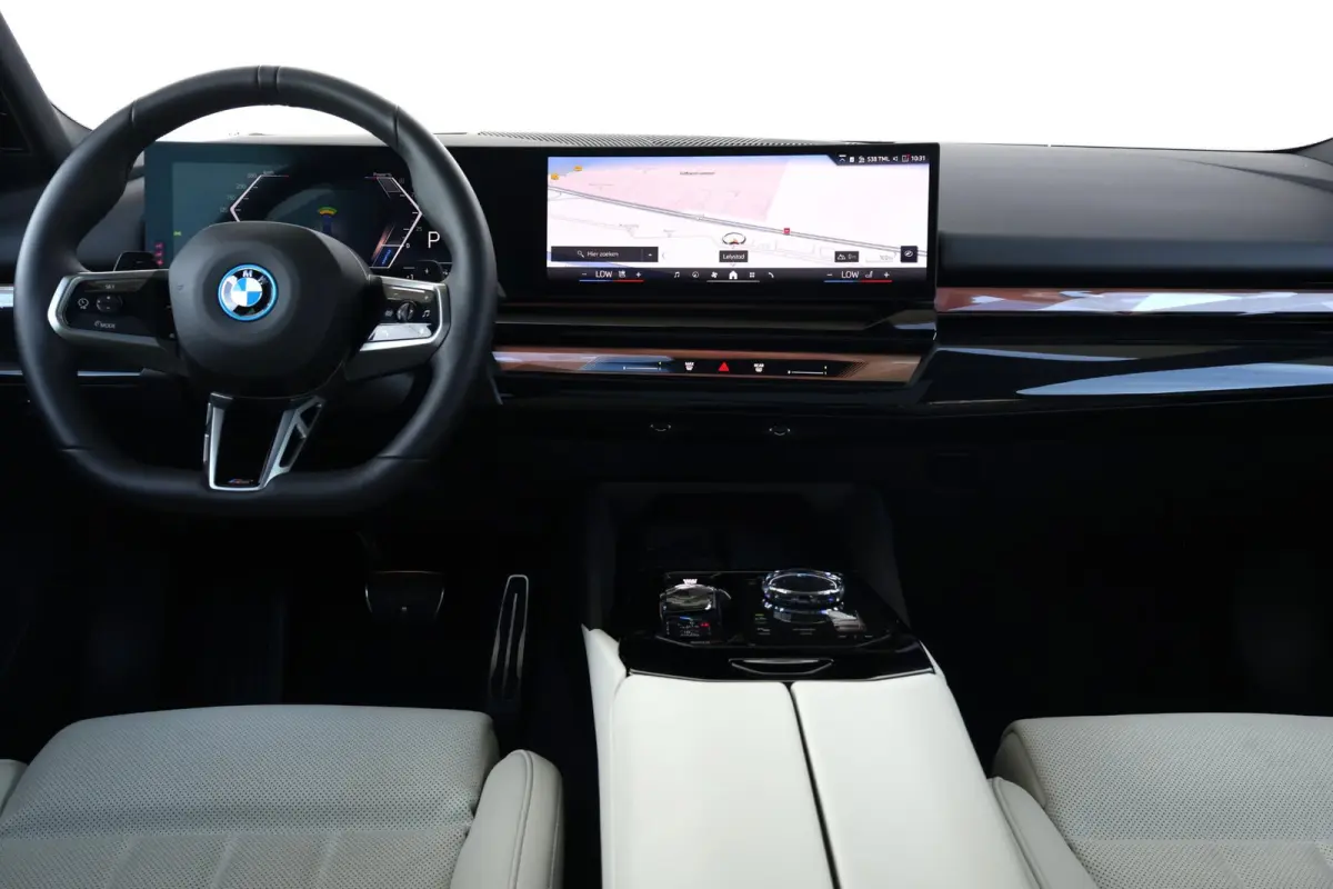 550e xDrive | SoH 100% | Sport Pakket Pro | Panorama Dak | Comfort Stoelen | Driving Assistant Professional | Bowers & Wilkins | Parking Assistant Plus | Trekhaak |