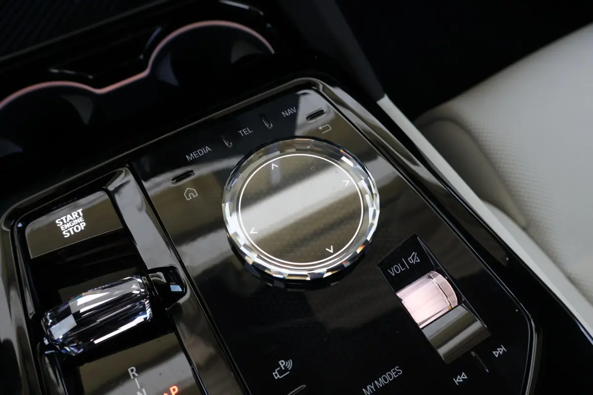 550e xDrive | SoH 100% | Sport Pakket Pro | Panorama Dak | Comfort Stoelen | Driving Assistant Professional | Bowers & Wilkins | Parking Assistant Plus | Trekhaak |
