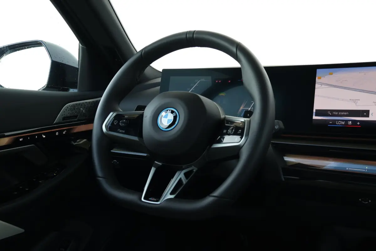 550e xDrive | SoH 100% | Sport Pakket Pro | Panorama Dak | Comfort Stoelen | Driving Assistant Professional | Bowers & Wilkins | Parking Assistant Plus | Trekhaak |